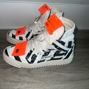 Off white sneakers sz 35 fits a 36
